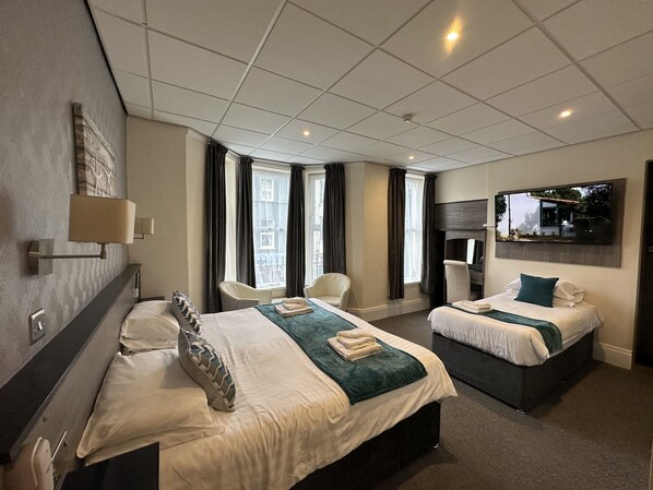 Chambre avec lits jumeaux, salle de bains attenante