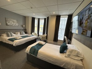 Chambre avec lits jumeaux, salle de bains attenante | 1 chambre, fer et planche à repasser, lits bébé (en supplément)