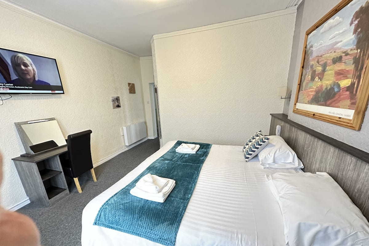Eenvoudige tweepersoonskamer, en-suite badkamer | Een strijkplank/strijkijzer, babybedden, gratis wifi, beddengoed