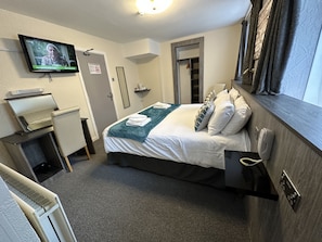 Basic Double Room, Ensuite | Iron/ironing board, cribs/infant beds, free WiFi, bed sheets