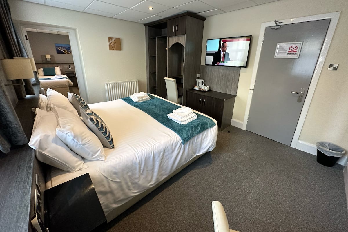Deluxe vierpersoonskamer, en-suite badkamer | Een strijkplank/strijkijzer, babybedden, gratis wifi, beddengoed