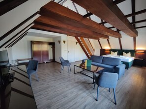 Deluxe-suite | Sengetøy av topp kvalitet, minibar og individuelt dekorert