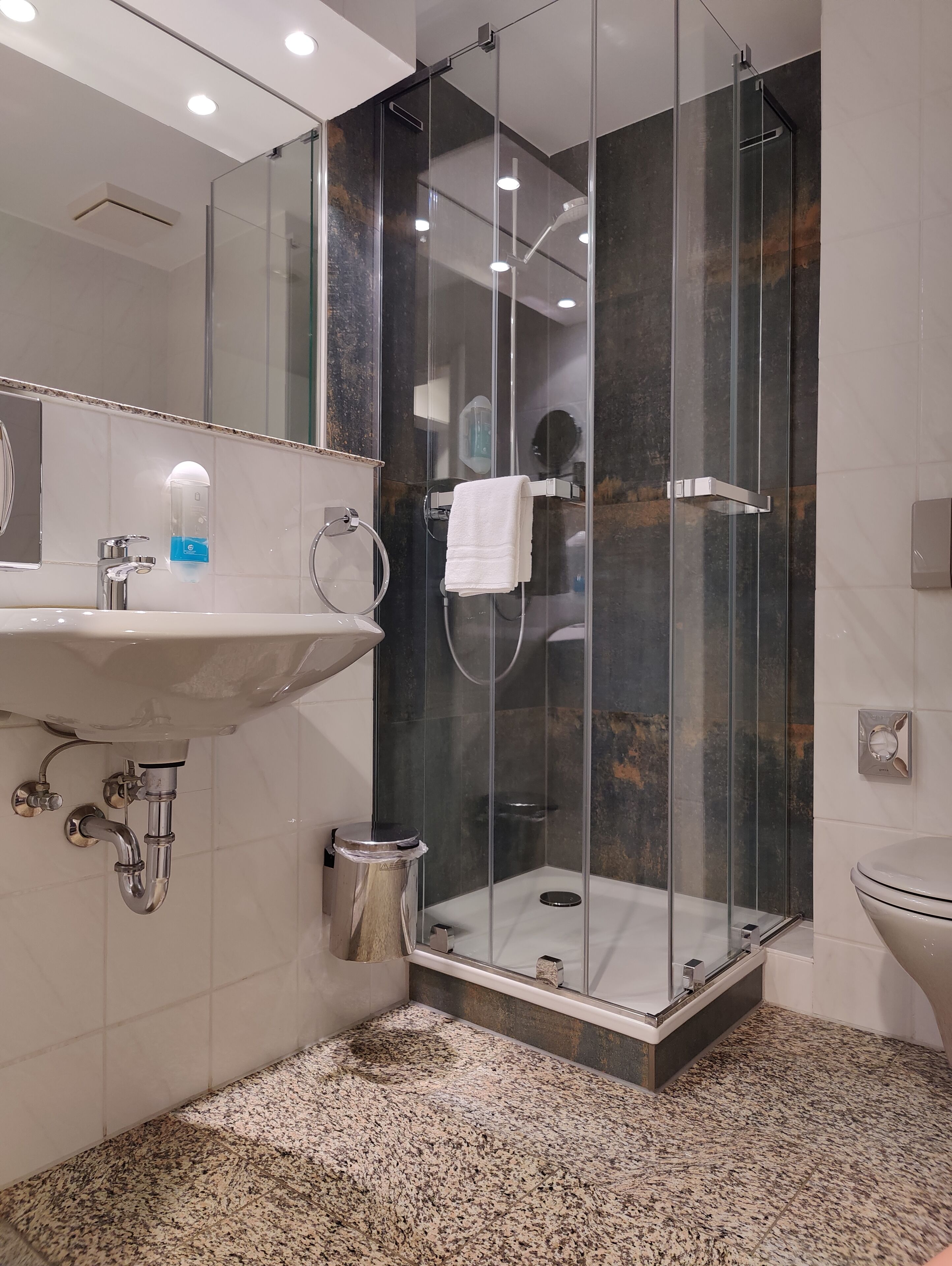 standard room, 1 single bed | bathroom | free toiletries, hair dryer, towels, soap