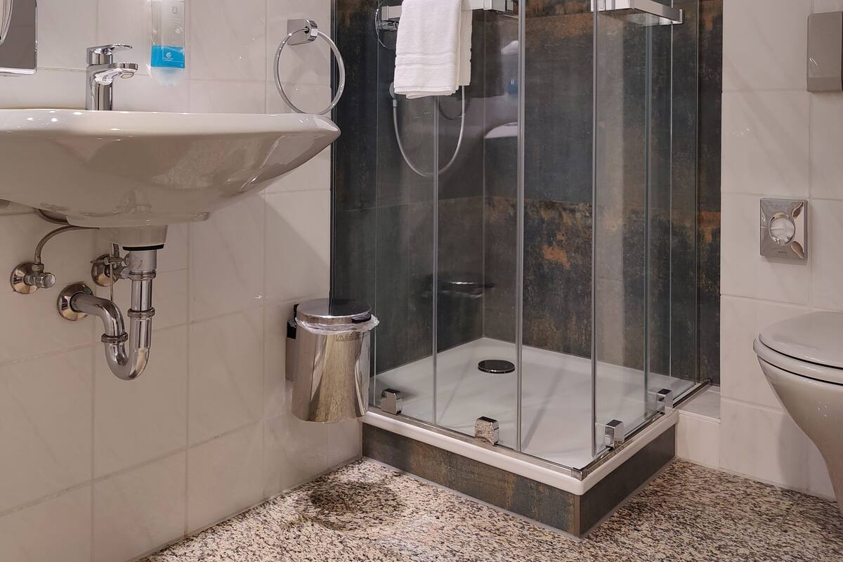 standard room, 1 single bed | bathroom | free toiletries, hair dryer, towels, soap