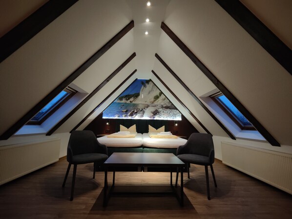 Deluxe Suite | Premium bedding, minibar, individually decorated, individually furnished