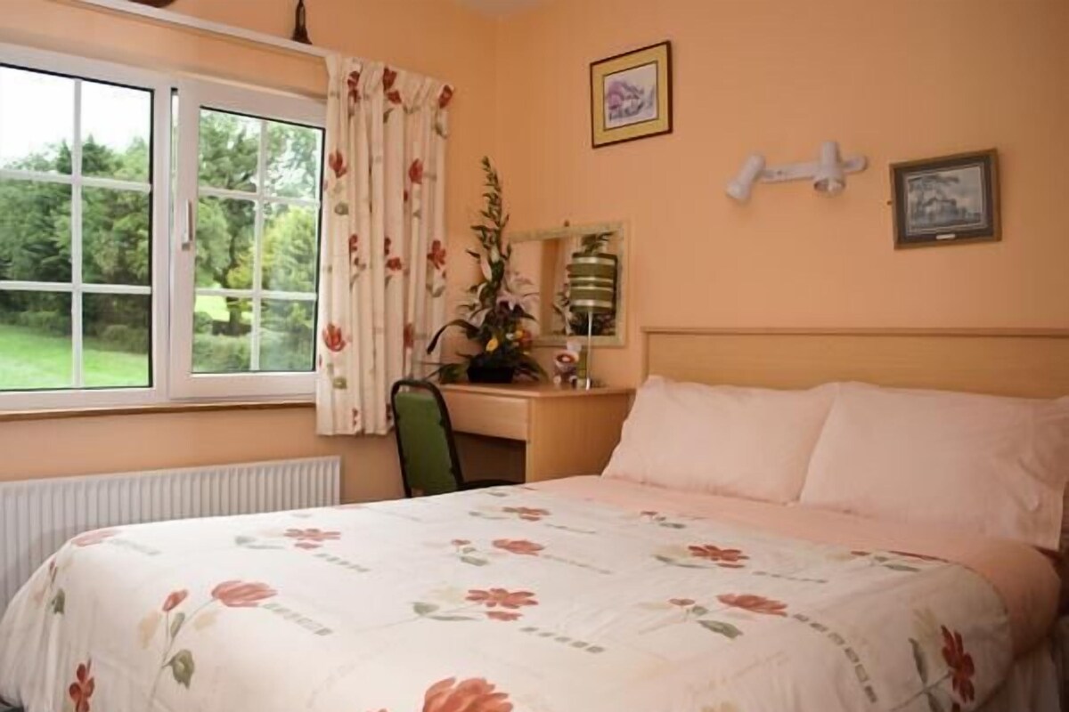 Doppelzimmer, mit Bad | Hochwertige Bettwaren, individuell dekoriert, Schreibtisch