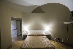 In-room safe, desk, blackout drapes, soundproofing - Villa La Colombaia (Portici)