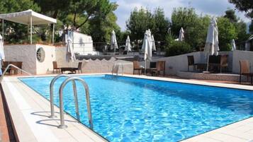 Piscina all'aperto, ombrelloni da piscina, lettini