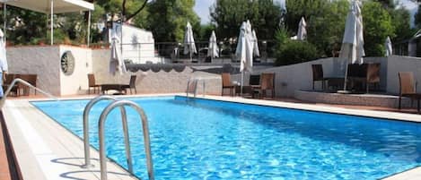 Piscina all'aperto, ombrelloni da piscina, lettini