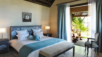 高級寢具、迷你吧、房內夾萬、書桌