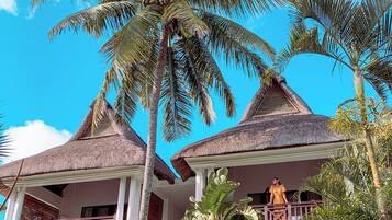 2 bedrooms, premium bedding, minibar, in-room safe