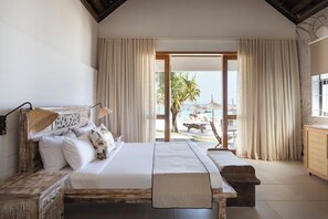 Deluxe Beach Front Suite | Sengetøy av topp kvalitet, minibar, safe på rommet og skrivebord