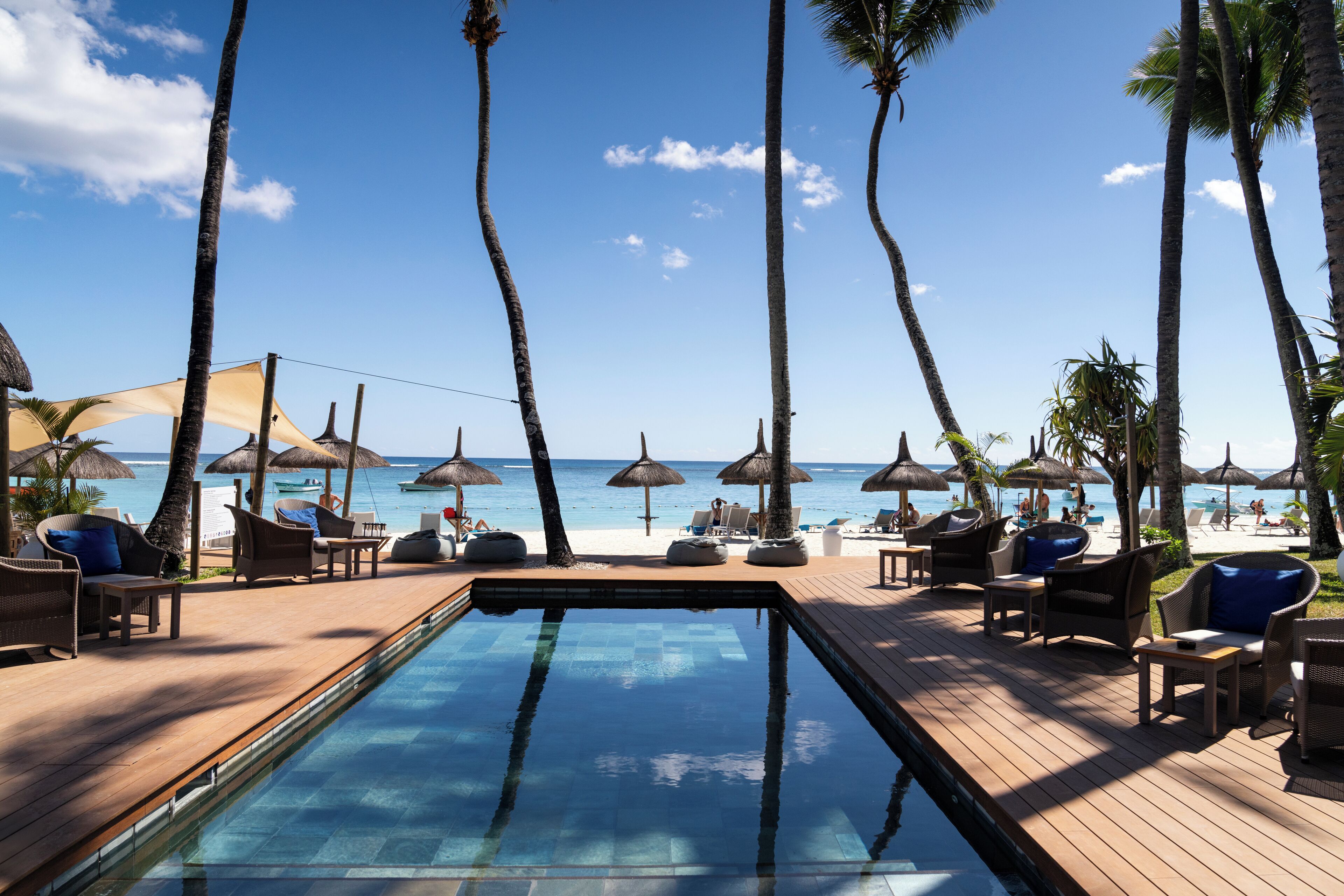 สระว่ายน้ำกลางแจ้ง, ร่มริมสระว่ายน้ำ, เก้าอี้อาบแดดริมสระ