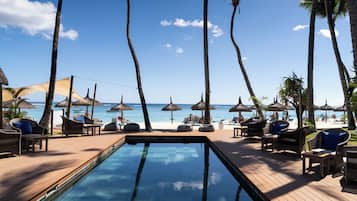 室外泳池;泳池傘、躺椅