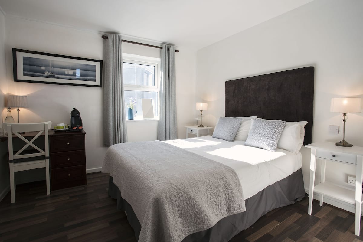 Basic Double Room, 1 Double Bed | Desk, iron/ironing board, free WiFi, bed sheets