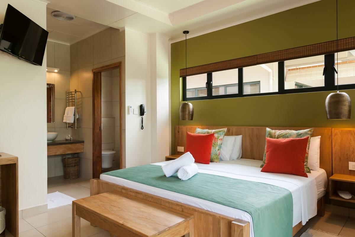 Bộ đồ giường cao cấp, minibar, két bảo mật tại phòng 