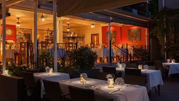 Petit-déjeuner, déjeuner et dîner servis sur place, vue sur la plage