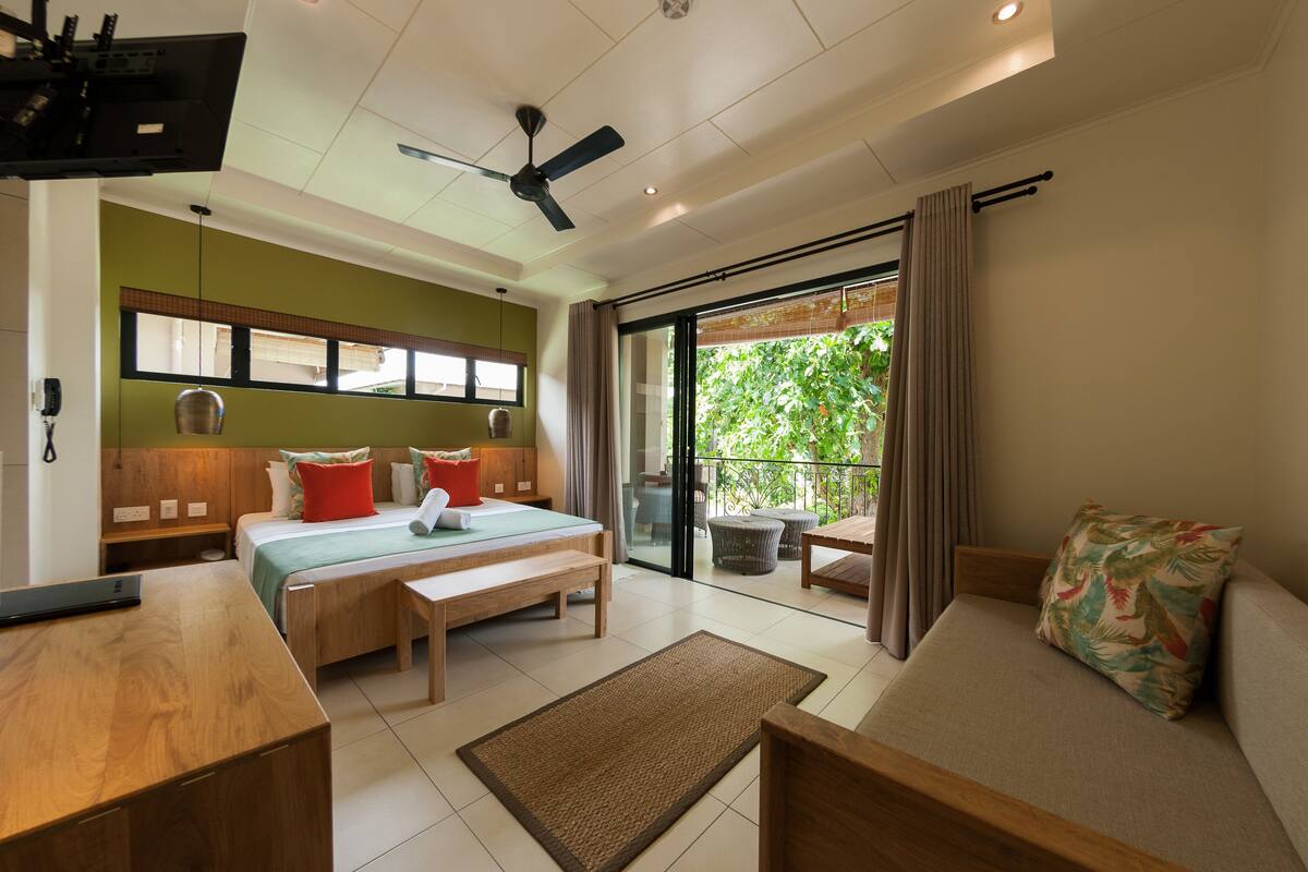 Bộ đồ giường cao cấp, minibar, két bảo mật tại phòng 