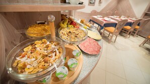 A buffet with various food items and dairy products. - Garnì Oasi (Livigno)