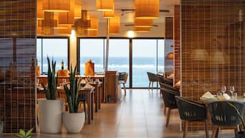 Cocina internacional con vista al mar