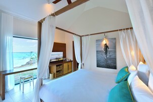 Habitación, frente a la playa (Beachfront) | Ropa de cama de alta calidad, minibar, caja fuerte y escritorio