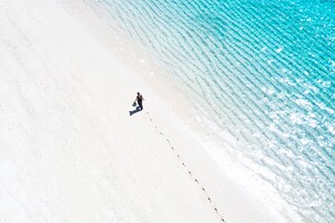 Ubicación cercana a la playa, sombrillas y toallas de playa