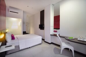 Deluxe Room | Minibar, in-room safe, desk, rollaway beds
