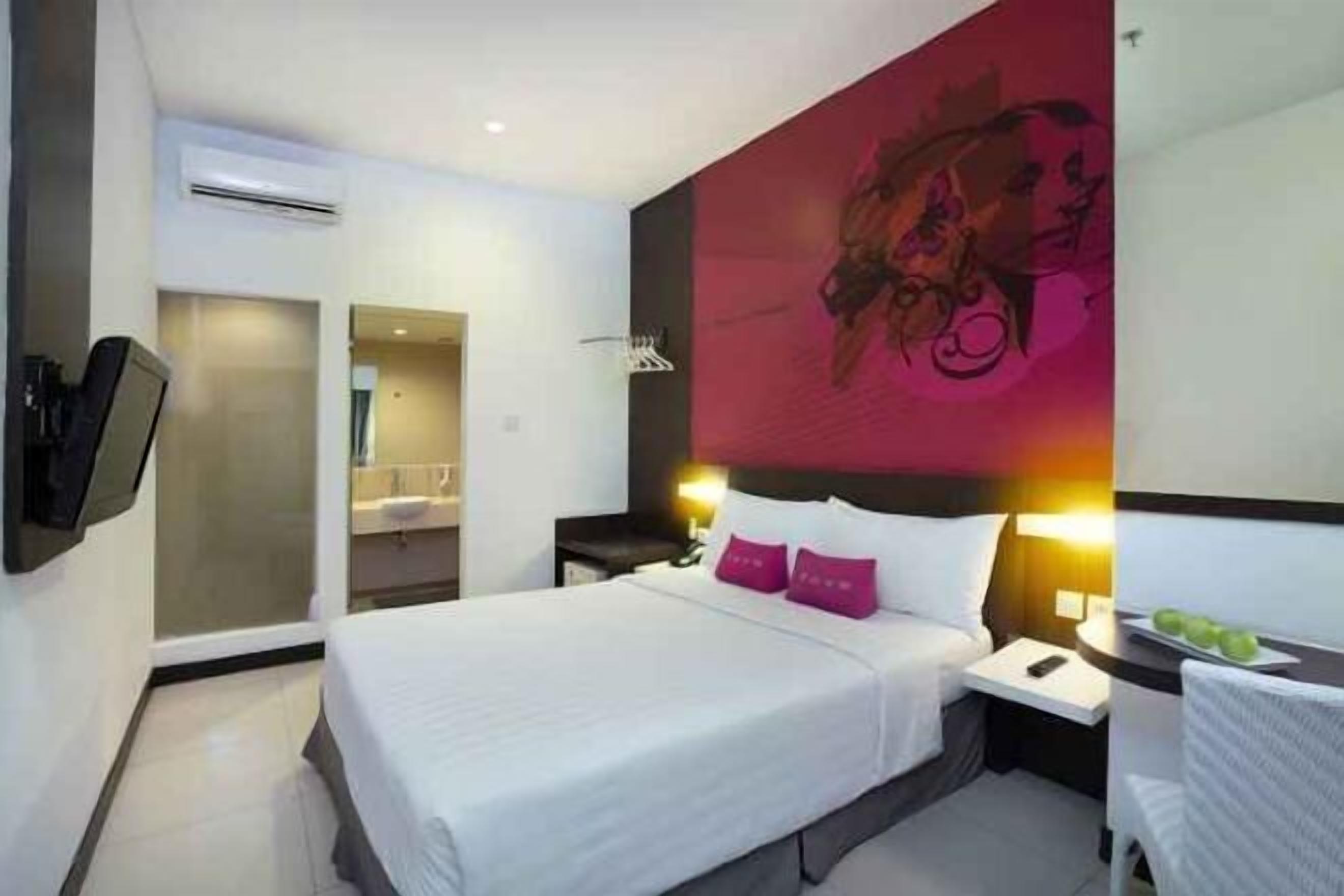 Minibaari, tallelokero huoneessa, työpöytä, lisävuoteet