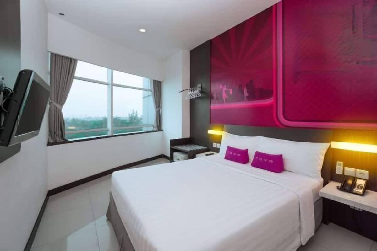 Minibar, brankas, meja kerja, dan tempat tidur lipat/tambahan