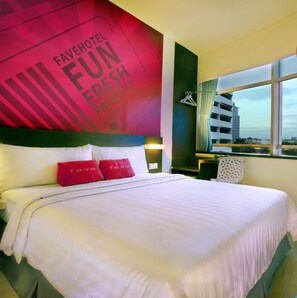Minibar, in-room safe, desk, rollaway beds - favehotel Pluit Junction (Jakarta)