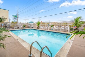 Seasonal outdoor pool - Coastal Palms Inn & Suites (Ocean City)