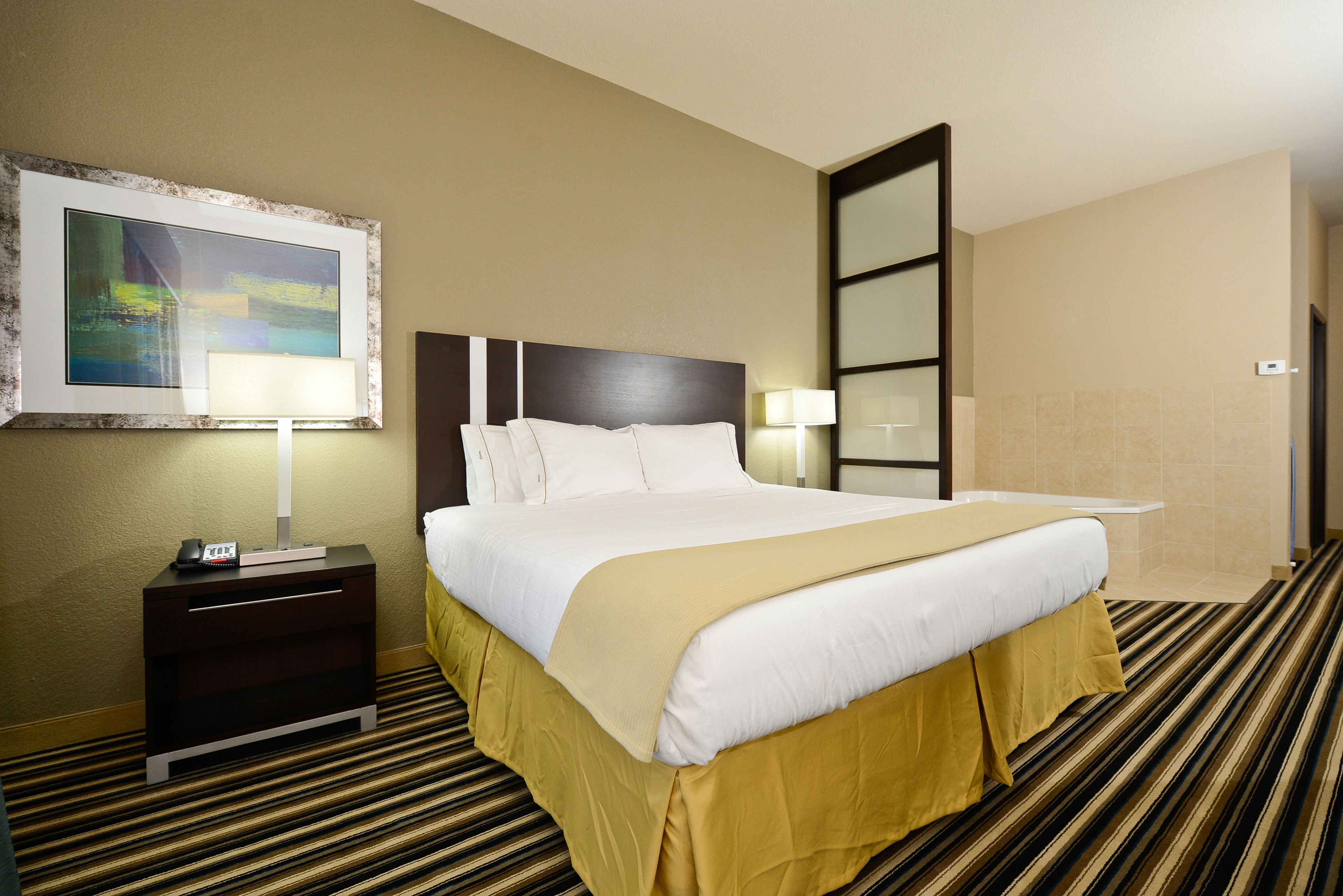 standard room, 1 king bed | 1 bedroom, in-room safe, individually decorated, individually furnished