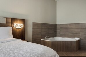 Standard Room, 1 King Bed, Jetted Tub | In-room safe, individually decorated, individually furnished, desk - Holiday Inn Express & Suites Forrest City by IHG (Forrest City)