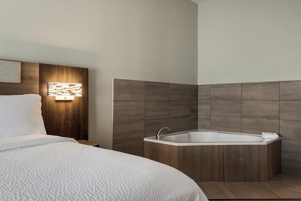 Habitación estándar, 1 cama King size, hidromasaje | Caja de seguridad en la habitación y decoración personalizada 