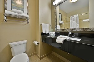 Bañera con ducha, artículos de tocador gratuitos, secador de pelo