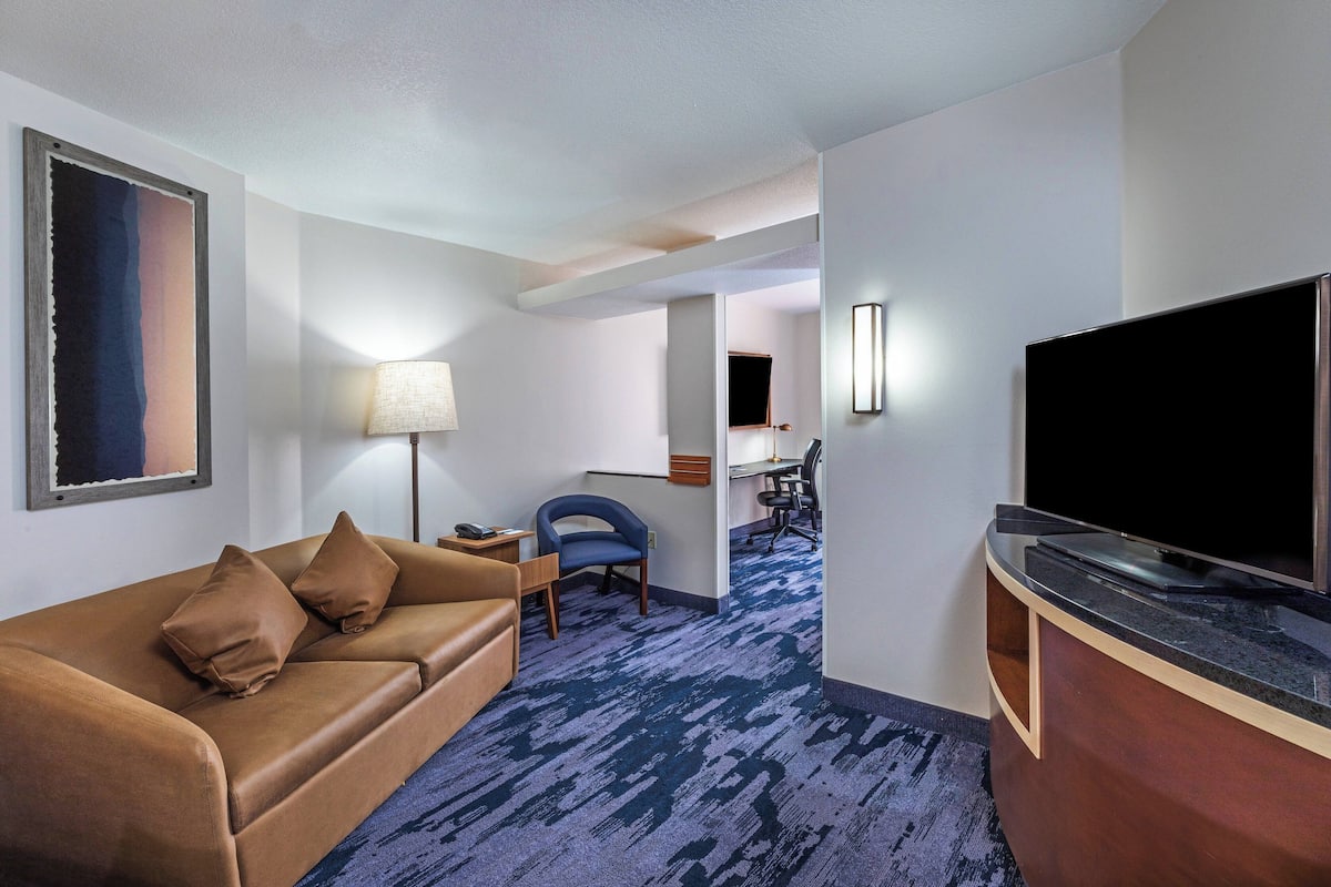 suite, 1 bedroom | hypo-allergenic bedding, desk, iron/ironing board, free wifi