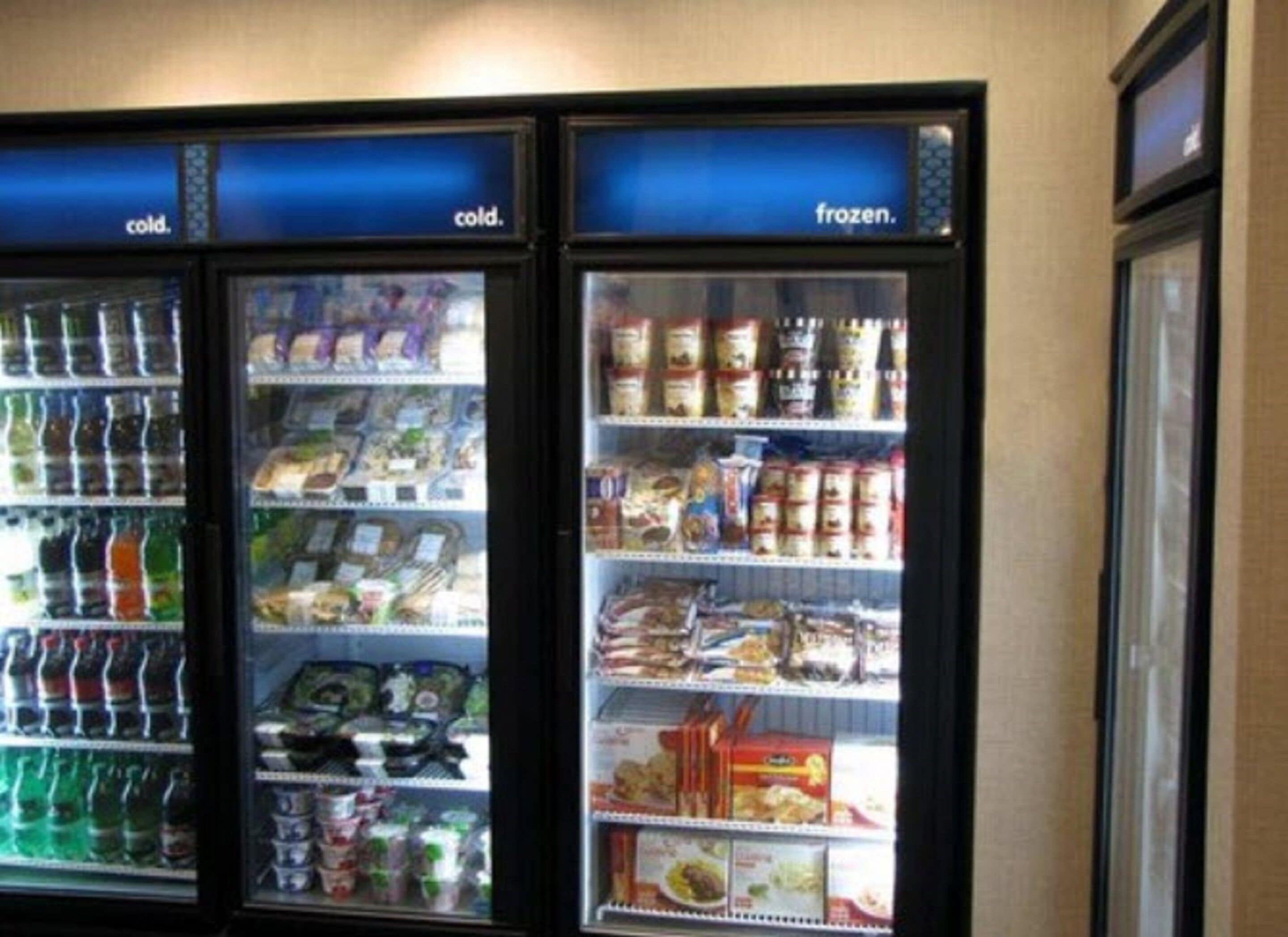 Een gekoelde vitrine met secties die 'koud' en 'bevroren' aangeven.
