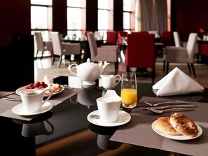 2 restaurantes; se sirve desayuno, almuerzo y cena