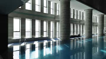 Una piscina cubierta