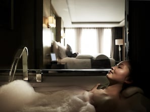 Minibar, caja de seguridad en la habitación y escritorio