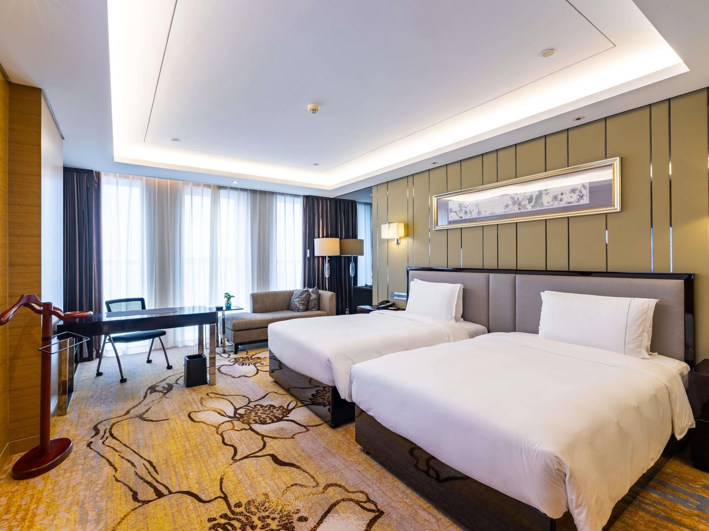 Minibar, safe på rommet, skrivebord og blendingsgardiner