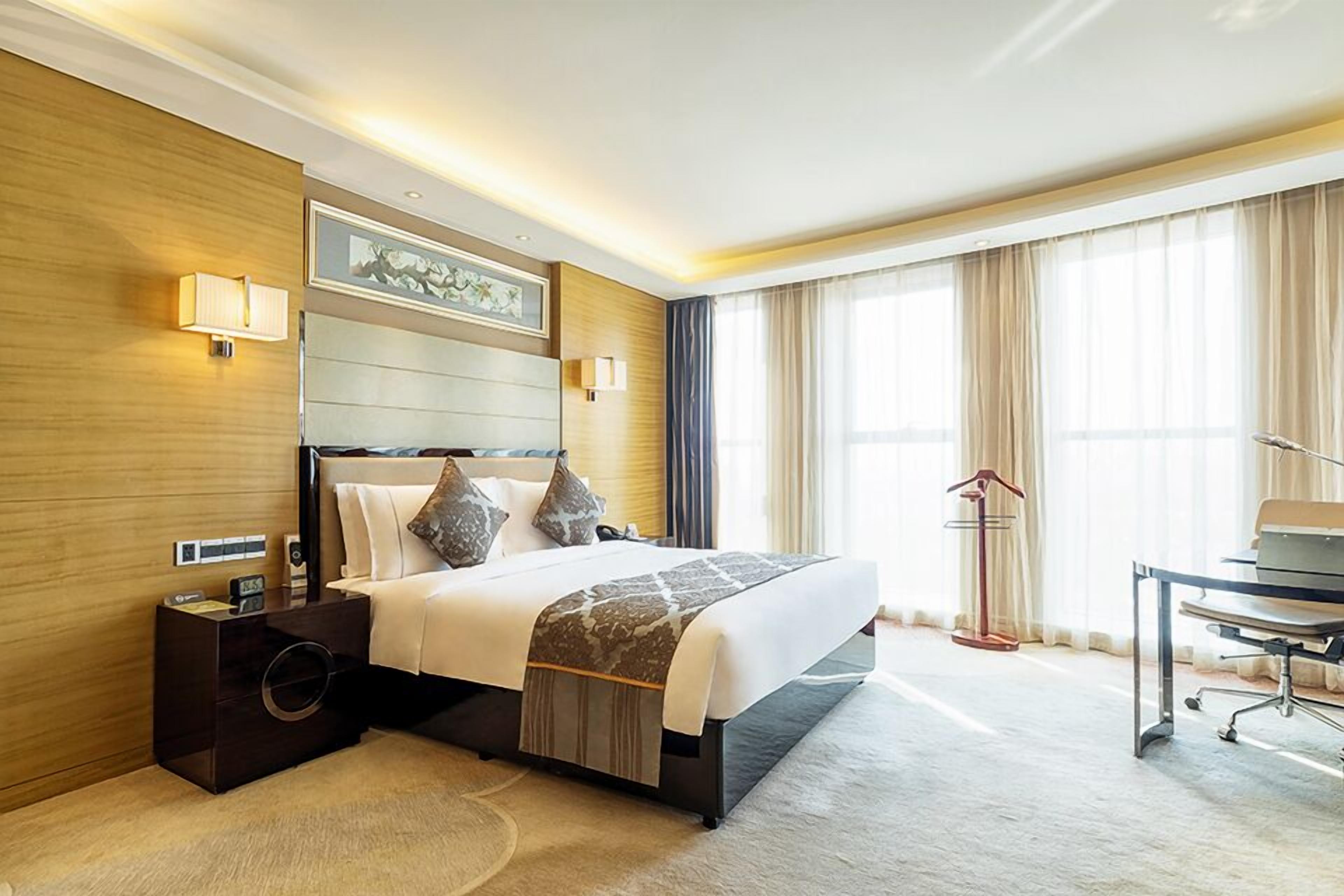 deluxe room, 1 king bed | 1 bedroom, minibar, in-room safe, desk