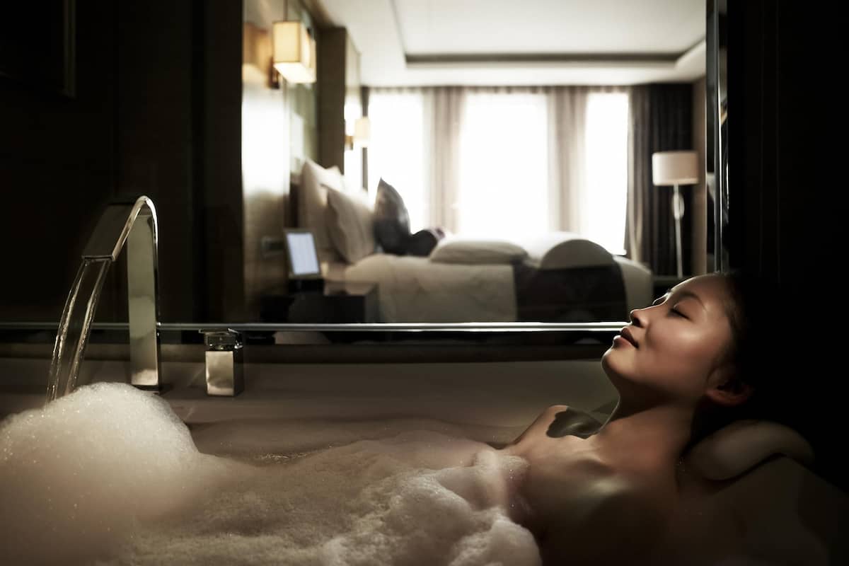 Deluxe Room, 1 King Bed | 1 bedroom, minibar, in-room safe, desk
