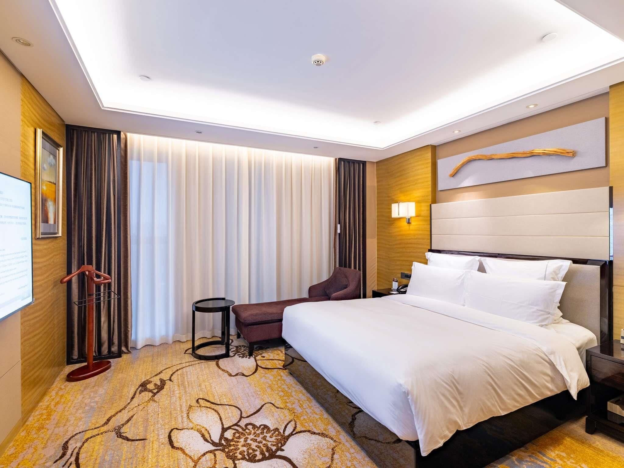 Superior Suite, 1 King Bed | Minibar, in-room safe, desk, blackout drapes