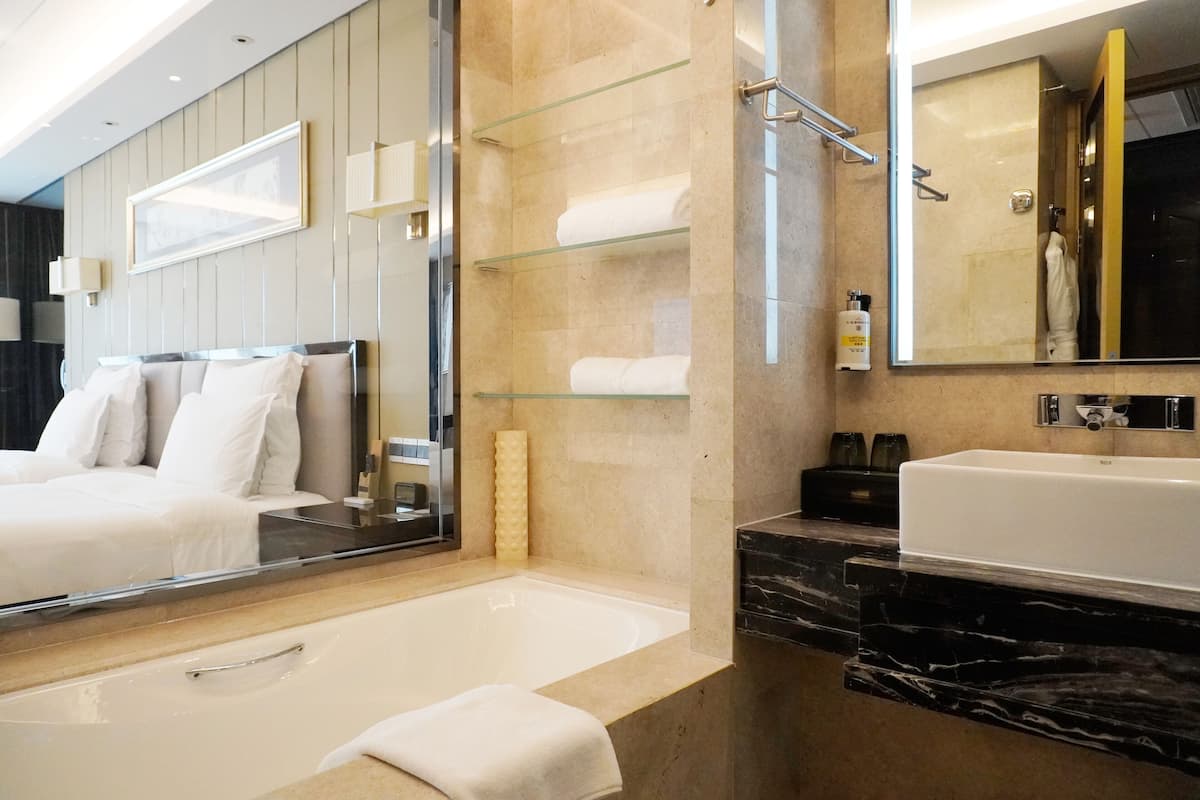 combined shower/bathtub, deep-soaking bathtub, eco-friendly toiletries