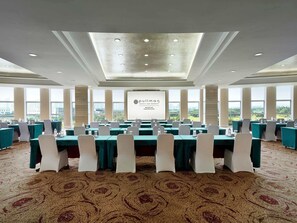 A conference room with tables, chairs, a projector screen, and large windows. - Pullman Wuxi New Lake (Wuxi)