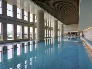 Una piscina cubierta