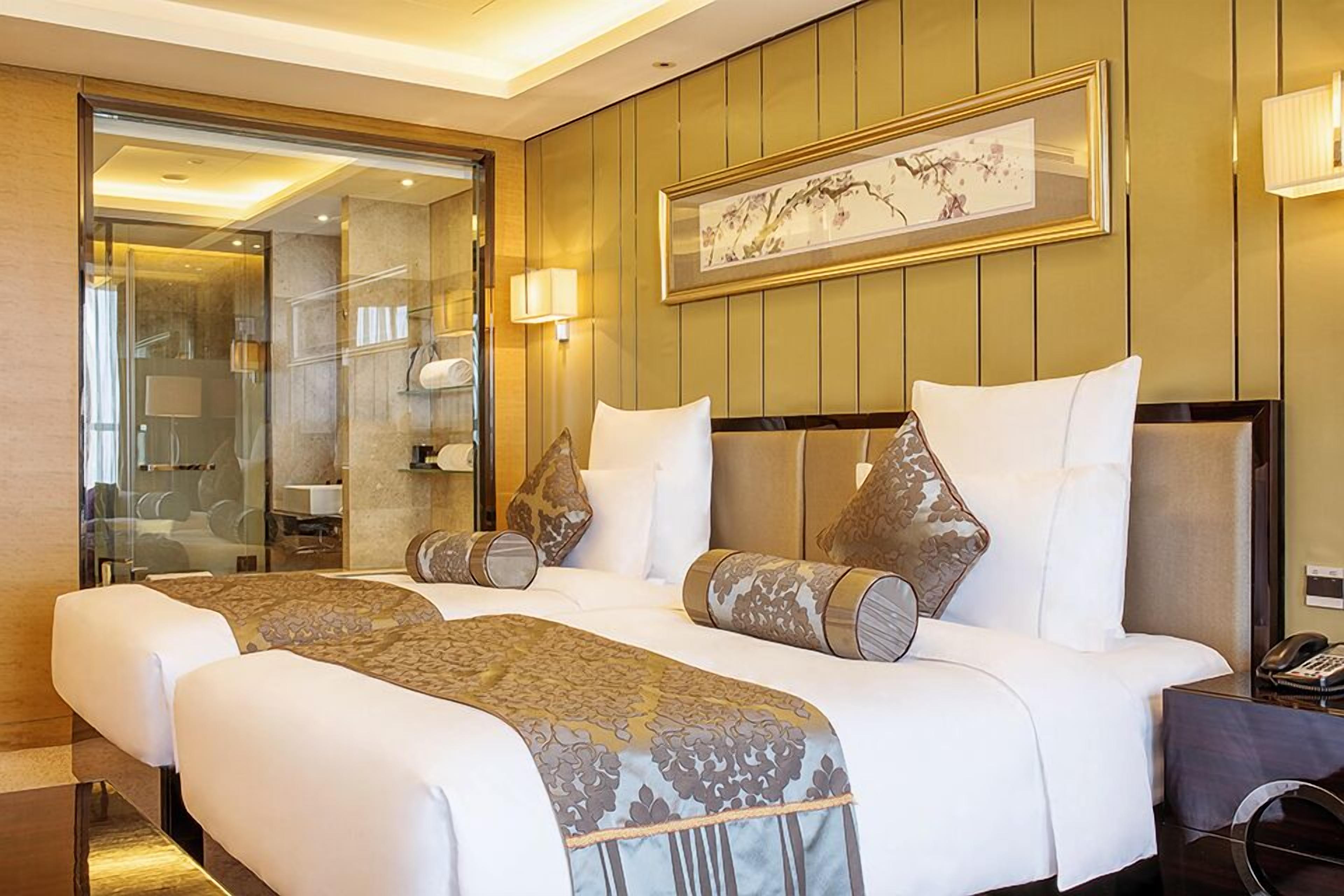 executive twin room, 2 single beds | 1 bedroom, minibar, in-room safe, desk