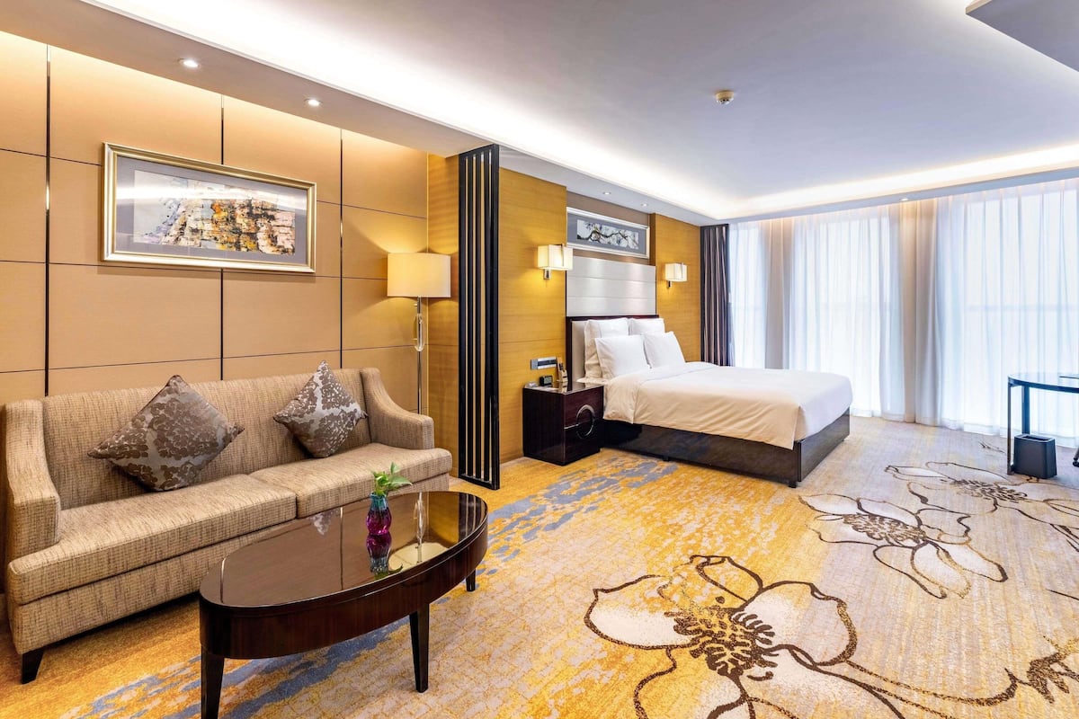 Deluxe Room, 1 King Bed | Minibar, in-room safe, desk, blackout drapes