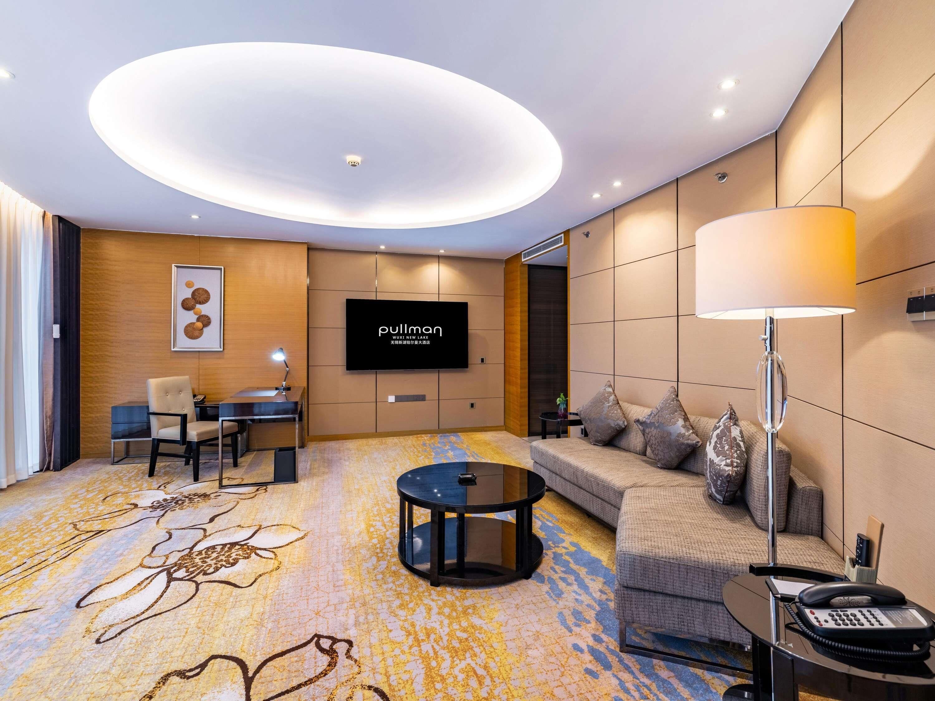 Suite Deluxe, 1 cama de matrimonio grande | Minibar, caja fuerte, escritorio y cortinas opacas